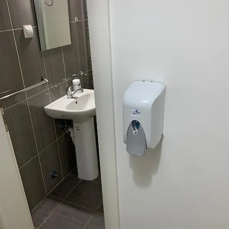 Bright Modern - 5 Min From Center Apartment